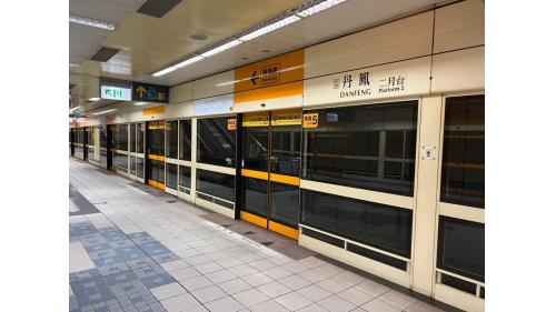 &nbsp;丹鳳站編號為O20，位於中正路上，於2012年1月啟用。丹鳳站為地下二層車站，設有2處出入口。地下一樓為大廳層，地下二樓為月台層，設有一座島式月台及全高式月台門。【圖/二月台，往南勢角方向】
