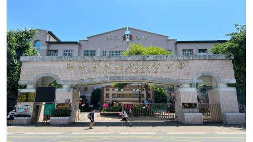 &nbsp;迴龍站編號為O21，副站名樂生，位於中正路上，於2013年6月啟用，為地下二層車站，車站附近設有衛福部的樂生療養院、丹鳳國小及丹鳳高中。