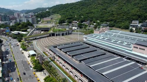 &nbsp;新莊機廠位在迴龍站附近的新莊區中正路上，於2021年1月14日正式營運，機廠面積約為17.4公頃，規模為三級機廠，負責中和新蘆線列車三級維修，廠內設有駐車廠、維修工廠、主變電站/牽引動力配電室、污水處理廠、廢棄物堆置場及電聯車清洗場等。