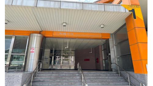 三和國中站編號為O51，位於三和路上，於2010年11月啟用，為地下二層車站，設有2處出入口。【圖/1號出口，三和國中，位於車站西端，設有無障礙電梯。】