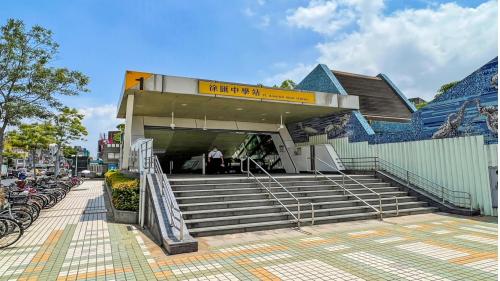 &nbsp;徐匯中學站編號為O52，位於中山一路上，於2010年11月啟用，為地下四層車站，設有2處出入口。【圖/1號出口，徐匯中學，位於車站西端】