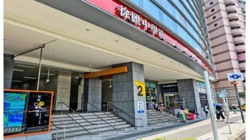 &nbsp;徐匯中學站編號為O52，位於中山一路上，於2010年11月啟用，為地下四層車站，設有2處出入口。【圖/2號出口，永安北路二段，位於車站東端，與徐匯廣場大樓共構，並設有無障礙電梯。】