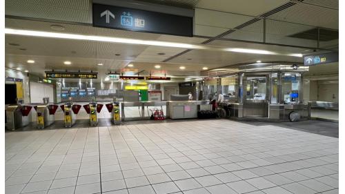 &nbsp;徐匯中學站編號為O52，位於中山一路上，於2010年11月啟用，為地下四層車站，地下一樓為大廳層，地下二樓為通道層。