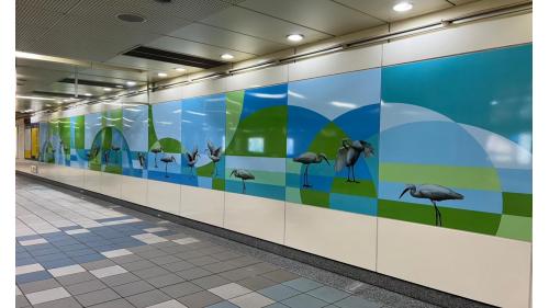 &nbsp;三民高中站編號為O53，位於三民路上，於2010年11月啟用，為地下二層車站，地下一樓為大廳層。於大廳層設有《在水一方》之公共藝術作品。