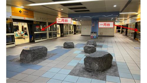 &nbsp;三民高中站編號為O53，位於三民路上，於2010年11月啟用，為地下二層車站，地下二樓為月台層，設有一座島式月台及全高式月台門。【圖/一月台，往蘆洲方向；二月台，往南勢角方向】