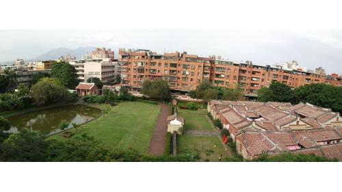 &nbsp;蘆洲站編號為O54，副站名為蘆洲李宅，此站為蘆洲線之終點站，車站附近有國定古蹟蘆洲李宅、蘆洲捷運公園、忠義國小及蘆洲國中。(圖為蘆洲李宅)