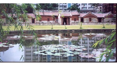 &nbsp;蘆洲站編號為O54，副站名為蘆洲李宅，此站為蘆洲線之終點站，車站附近有國定古蹟蘆洲李宅、蘆洲捷運公園、忠義國小及蘆洲國中。(圖為蘆洲李宅蓮花池)