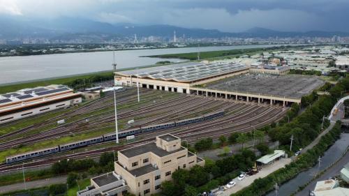 &nbsp;蘆洲機廠位在蘆洲站附近的蘆洲區環堤大道上，於2010年11月3日隨著蘆洲線通車而投入調度，機廠全長800公尺、面積為16公頃，為台北捷運第二個五級機廠，負責蘆洲線列車維修及支援信義線列車維修，廠內軌道共有維修軌道八線，儲車軌22線，另設置測試軌及行政訓練中心等設施。