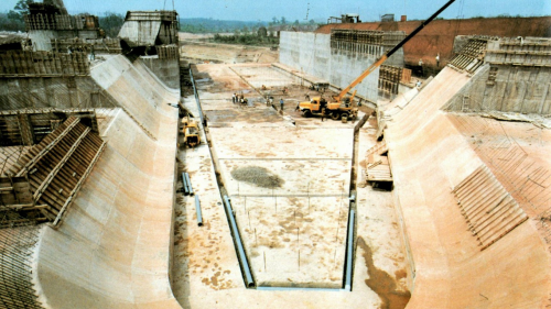 &nbsp;1980年11月榮工處承辦蘇南省拉漣水庫工程，包括土石壩、溢洪道、導水隧道以及灌溉渠道，實際完工驗收日期為1983年12月，整整提前8個月，是印尼工程史上破天荒的大事。
