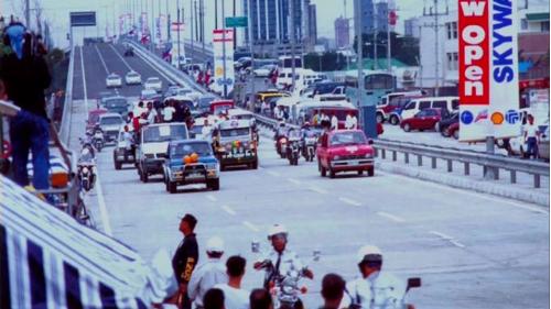 &nbsp;馬尼拉高架道路於1995年5月開工，1999年5月完成，工程曾被ENR選為年度國際最佳工程