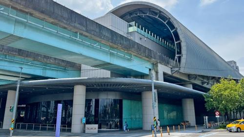 &nbsp;機場捷運線新北產業園區站。五股工業區因機場捷運之蓋建已改名為新北產業園區，新北產業園區站為機場捷運線之重要車站。