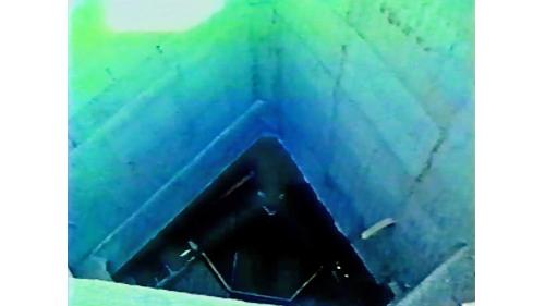 &nbsp;巨型輸送帶系統的漏槽進料斗正在進行結構體的建造，它位於第6號取土區山腳下，也是巨型輸送帶系統的起點。進料斗外觀呈錐形結構，高17.5公尺，最寬處30公尺，頂部的4個進料漏槽底部是以鋼軌做條狀篩子，土方傾瀉後小於20公分的砂石料，經由條狀塞間隙，落入下方的主輸送系統皮帶上運走。【圖/進斗呈錐形結構】