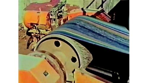&nbsp;傾卸車陸續在運土便道上穿梭往來，一卡車一卡車的將土石方卸入進料斗內，控制室設置一套電腦操作系統，能自動記錄每小時運土量，且對機器故障能事先提出警告或自動緊急停機待修。