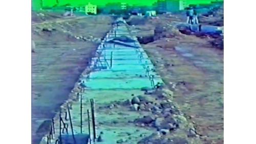 &nbsp;在工業區內的各重要道路底下，都設置排水箱涵，該工程箱涵都採用預鑄式及現場吊裝，以配合各項公共設施的施工，在2個預鑄箱涵之間的接頭，則採用預製螺絲連鎖，既方便施工又可節省工期。【圖/預製螺絲連鎖】