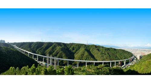 桃園機場捷運線的結構，主要為高架橋形式，占路線總長度的80%，不僅行經人口稠密的市區，同時也穿越坡度陡峭的水土保護區。【圖/施工標高架橋】