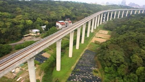 泰山貴和站到體育大學站之間的高架橋，是整條捷運路線最長的長陡坡，長度達4.9公里。該路段之施工，係沿青山路側邊坡施築，由於橋墩基礎位於陡坡，爰採「竹削型護基工法」施作，以降低施工對環境的影響。