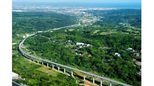 泰山貴和站到體育大學站之間的高架橋，是整條捷運路線最長的長陡坡，長度達4.9公里。該路段之施工，係沿青山路側邊坡施築，由於橋墩基礎位於陡坡，爰採「竹削型護基工法」施作，以降低施工對環境的影響。