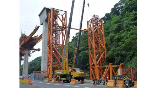 泰山貴和站到體育大學站之間的高架橋，是整條捷運路線最長的長陡坡，長度達4.9公里。該路段之施工，係沿青山路側邊坡施築，由於橋墩基礎位於陡坡，爰採「竹削型護基工法」施作，以降低施工對環境的影響。【圖/A6〜A7站-上部結構- 支撐先進空推臨時支撐塔施作】