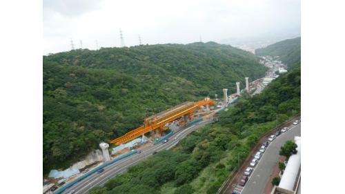 泰山貴和站到體育大學站之間的高架橋，是整條捷運路線最長的長陡坡，長度達4.9公里。該路段之施工，係沿青山路側邊坡施築，由於橋墩基礎位於陡坡，爰採「竹削型護基工法」施作，以降低施工對環境的影響。【圖/青山路工區空拍】