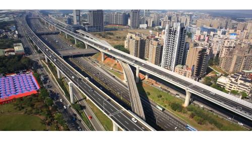 長庚醫院站到林口站之間，為跨越中山高速公路之景觀橋，由三跨連續漸變斷面預力箱型梁，配合兩座V型橋墩組合，基礎為井筒型式基腳。橋墩中間之上構以重型施工支撐方式施作，外伸部分則採用場鑄懸臂法施工。