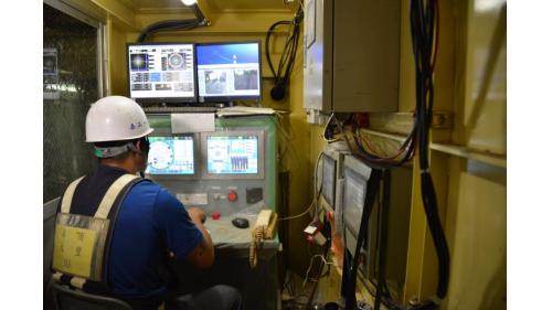機場捷運台北車站至三重站間因隔了淡水河，施工團隊以潛盾隧道穿越河床，除考量淡水河兩側堤防與環快高架橋基樁衝突等問題外，尚須設置連絡通道，以符合隧道安全及維修之需求，因而採用雙圓形潛盾隧道(DOT)工法施工。
