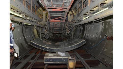 機場捷運台北車站至三重站間因隔了淡水河，施工團隊以潛盾隧道穿越河床，除考量淡水河兩側堤防與環快高架橋基樁衝突等問題外，尚須設置連絡通道，以符合隧道安全及維修之需求，因而採用雙圓形潛盾隧道(DOT)工法施工。