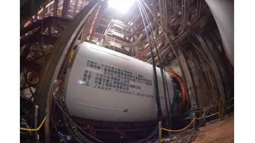 機場捷運台北車站至三重站間因隔了淡水河，施工團隊以潛盾隧道穿越河床，除考量淡水河兩側堤防與環快高架橋基樁衝突等問題外，尚須設置連絡通道，以符合隧道安全及維修之需求，因而採用雙圓形潛盾隧道(DOT)工法施工。