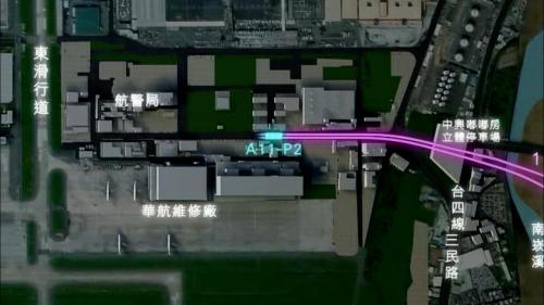 機場捷運線為確保機場的營運及結構安全，以潛盾工法通過桃園國際機場，採用最高規格的監測及保護措施，施工時以加強背填灌漿及二次灌漿之方式加強保護外，並於潛盾機盾殼內全程施作機上灌漿，以有效再降低施工中之即時沉陷量，在塔台區及潛盾隧道通過位置間，打設微型遮幕樁，以避免掘進時對塔台可能造成之影響。【圖/以潛盾隧道穿越桃園國際機場】