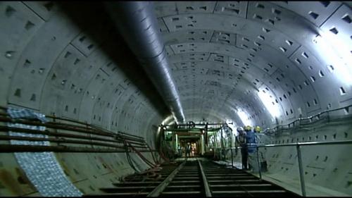 機場捷運線為確保機場的營運及結構安全，以潛盾工法通過桃園國際機場，採用最高規格的監測及保護措施，施工時以加強背填灌漿及二次灌漿之方式加強保護外，並於潛盾機盾殼內全程施作機上灌漿，以有效再降低施工中之即時沉陷量，在塔台區及潛盾隧道通過位置間，打設微型遮幕樁，以避免掘進時對塔台可能造成之影響。【圖/打設微型遮幕樁，以避免掘進時對塔台可能造成之影響】
