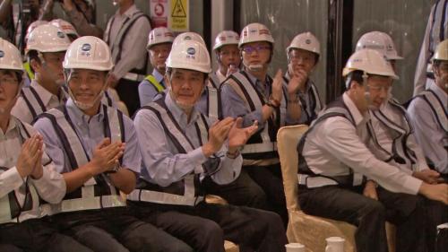 機場捷運台北車站至三重站間因隔了淡水河，施工團隊以潛盾隧道穿越河床，除考量淡水河兩側堤防與環快高架橋基樁衝突等問題外，尚須設置連絡通道，以符合隧道安全及維修之需求，因而採用雙圓形潛盾隧道(DOT)工法施工。【圖/見證首列電聯車通過三重站往台北車站方向行駛-穿越淡水河下方潛盾隧道】