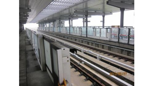機場捷運機電系統包含核心機電系統、行李處理設施、航班資訊等，核心機電系統包含電聯車、號誌及行車控制、機廠維修設備及軌道等8大子系統。【圖/高架車站半罩式月台門
