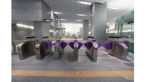 機場捷運機電系統包含核心機電系統、行李處理設施、航班資訊等，核心機電系統包含電聯車、號誌及行車控制、機廠維修設備及軌道等8大子系統。