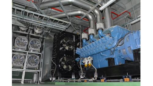 機場捷運機電系統包含核心機電系統、行李處理設施、航班資訊等，核心機電系統包含電聯車、號誌及行車控制、機廠維修設備及軌道等8大子系統。