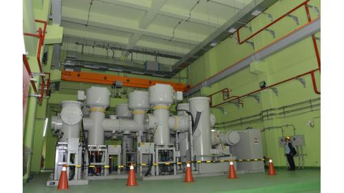 機場捷運機電系統包含核心機電系統、行李處理設施、航班資訊等，核心機電系統包含電聯車、號誌及行車控制、機廠維修設備及軌道等8大子系統。