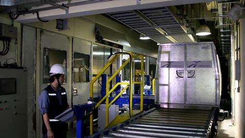 機場捷運機電系統包含核心機電系統、行李處理設施、航班資訊等，核心機電系統包含電聯車、號誌及行車控制、機廠維修設備及軌道等8大子系統。