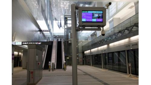 機場捷運機電系統包含核心機電系統、行李處理設施、航班資訊等，核心機電系統包含電聯車、號誌及行車控制、機廠維修設備及軌道等8大子系統。