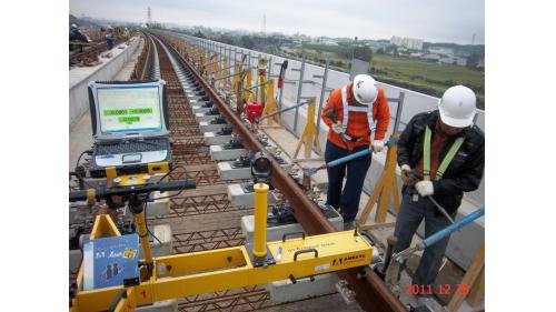 軌道系統包含正線「非道碴軌道」，以及機廠「道碴軌道」，主要施工內容包括長焊鋼軌電阻火花焊接、一般軌道鋪設、特殊軌道鋪設等。【圖/軌框組立初調】
