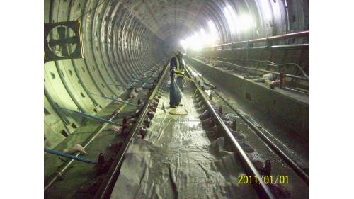 軌道系統包含正線「非道碴軌道」，以及機廠「道碴軌道」，主要施工內容包括長焊鋼軌電阻火花焊接、一般軌道鋪設、特殊軌道鋪設等。【圖/混凝土養護】