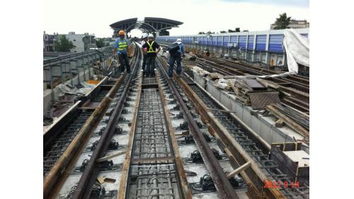 &nbsp;軌道系統包含正線「非道碴軌道」，以及機廠「道碴軌道」，主要施工內容包括長焊鋼軌電阻火花焊接、一般軌道鋪設、特殊軌道鋪設等。【圖/防護緣石澆置前查驗】