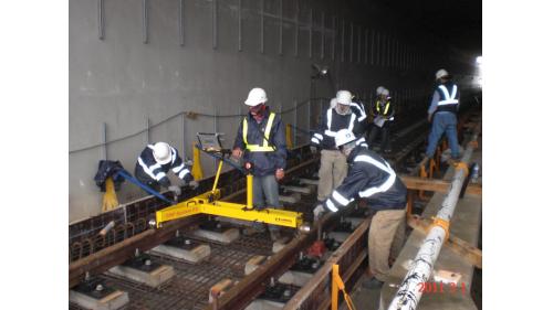 軌道系統包含正線「非道碴軌道」，以及機廠「道碴軌道」，主要施工內容包括長焊鋼軌電阻火花焊接、一般軌道鋪設、特殊軌道鋪設等。【圖/線形微調】