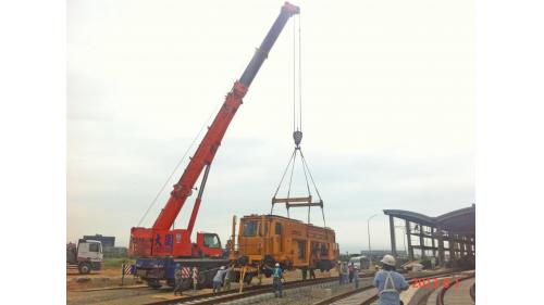 軌道系統包含正線「非道碴軌道」，以及機廠「道碴軌道」，主要施工內容包括長焊鋼軌電阻火花焊接、一般軌道鋪設、特殊軌道鋪設等。【圖/砸道車進場砸道】