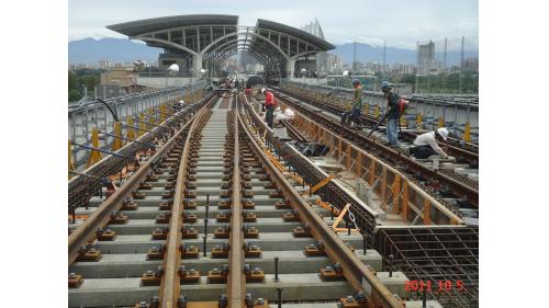 軌道系統包含正線「非道碴軌道」，以及機廠「道碴軌道」，主要施工內容包括長焊鋼軌電阻火花焊接、一般軌道鋪設、特殊軌道鋪設等。【圖/道岔鋼筋組立】