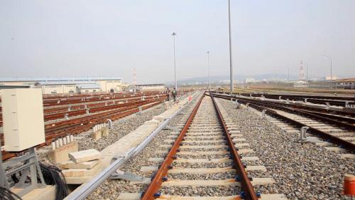 軌道系統包含正線「非道碴軌道」，以及機廠「道碴軌道」，主要施工內容包括長焊鋼軌電阻火花焊接、一般軌道鋪設、特殊軌道鋪設等。【圖/機廠「道碴軌道」】