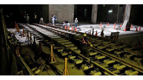 軌道系統包含正線「非道碴軌道」，以及機廠「道碴軌道」，主要施工內容包括長焊鋼軌電阻火花焊接、一般軌道鋪設、特殊軌道鋪設等。【圖/非道碴軌道採用雙混凝土塊軌枕埋置於鋼筋場鑄鋼筋混凝土道床中】