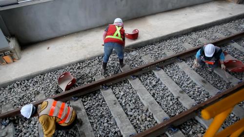 軌道系統包含正線「非道碴軌道」，以及機廠「道碴軌道」，主要施工內容包括長焊鋼軌電阻火花焊接、一般軌道鋪設、特殊軌道鋪設等。【圖/軌枕】