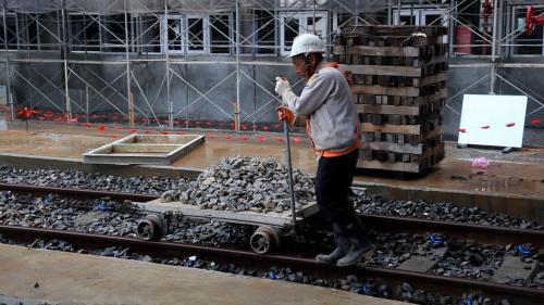 軌道系統包含正線「非道碴軌道」，以及機廠「道碴軌道」，主要施工內容包括長焊鋼軌電阻火花焊接、一般軌道鋪設、特殊軌道鋪設等。【圖/道岔】