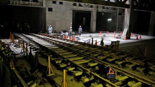軌道系統包含正線「非道碴軌道」，以及機廠「道碴軌道」，主要施工內容包括長焊鋼軌電阻火花焊接、一般軌道鋪設、特殊軌道鋪設等。【圖/一般軌道舖設】