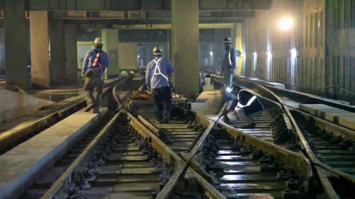 軌道系統包含正線「非道碴軌道」，以及機廠「道碴軌道」，主要施工內容包括長焊鋼軌電阻火花焊接、一般軌道鋪設、特殊軌道鋪設等。【圖/ 特殊軌道舖設】