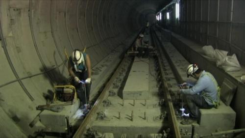 軌道系統包含正線「非道碴軌道」，以及機廠「道碴軌道」，主要施工內容包括長焊鋼軌電阻火花焊接、一般軌道鋪設、特殊軌道鋪設等。【圖/ 浮動式軌道舖設】