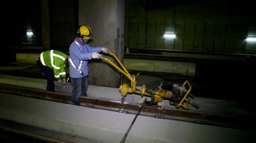 軌道系統包含正線「非道碴軌道」，以及機廠「道碴軌道」，主要施工內容包括長焊鋼軌電阻火花焊接、一般軌道鋪設、特殊軌道鋪設等。【圖/鋼軌解應力】